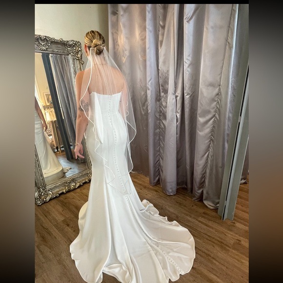 Modern crepe wedding dress - Picture 2 of 2